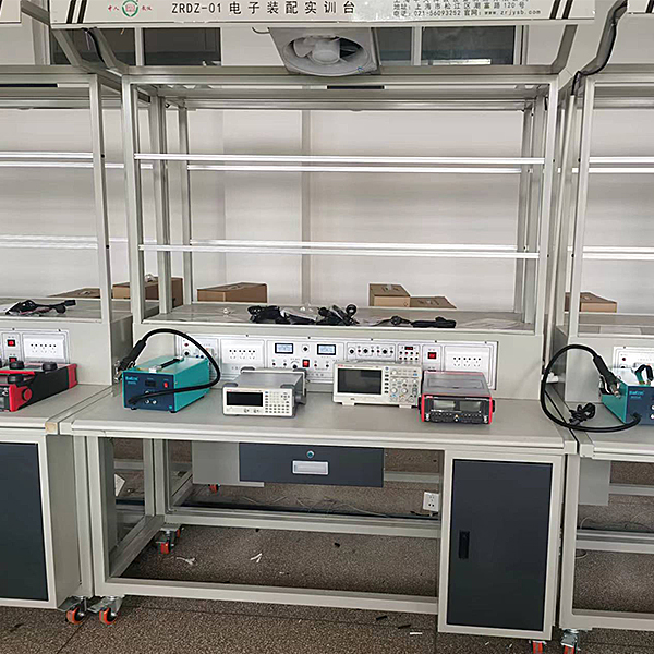 电子焊接拆卸调试手艺实训台(图1) 电子焊接拆卸变更丈量尝试手艺尝试台,通明液压注塑机模子演示尝试台